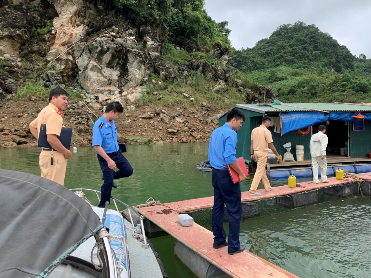 Đội Thanh tra - An toàn số 9 tích cực phối hợp liên ngành quản lý hoạt động nuôi trồng thủy sản, góp phần bảo đảm trật tự ATGT trên đường thủy quốc gia sông Đà.
