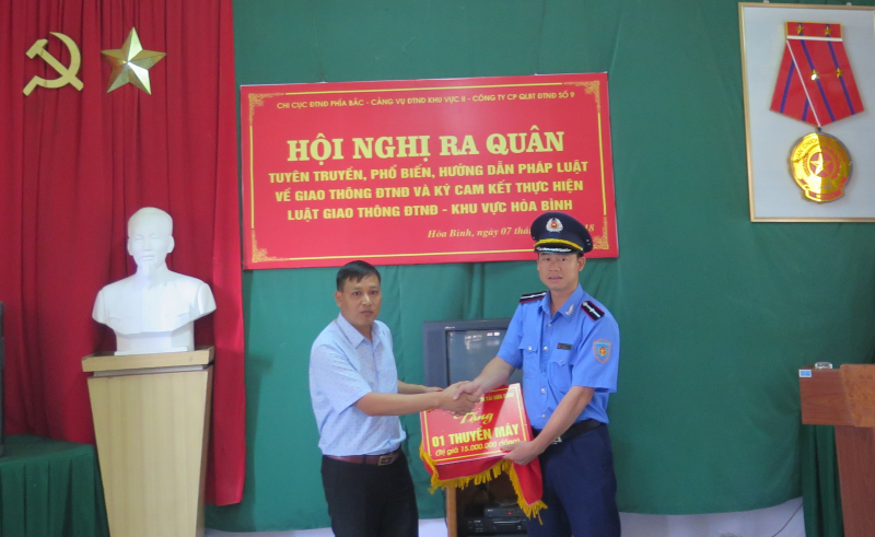 Học sinh Điện Biên vượt suối trong túi nilon được tặng xuồng máy (Nguồn ATGT.VN)