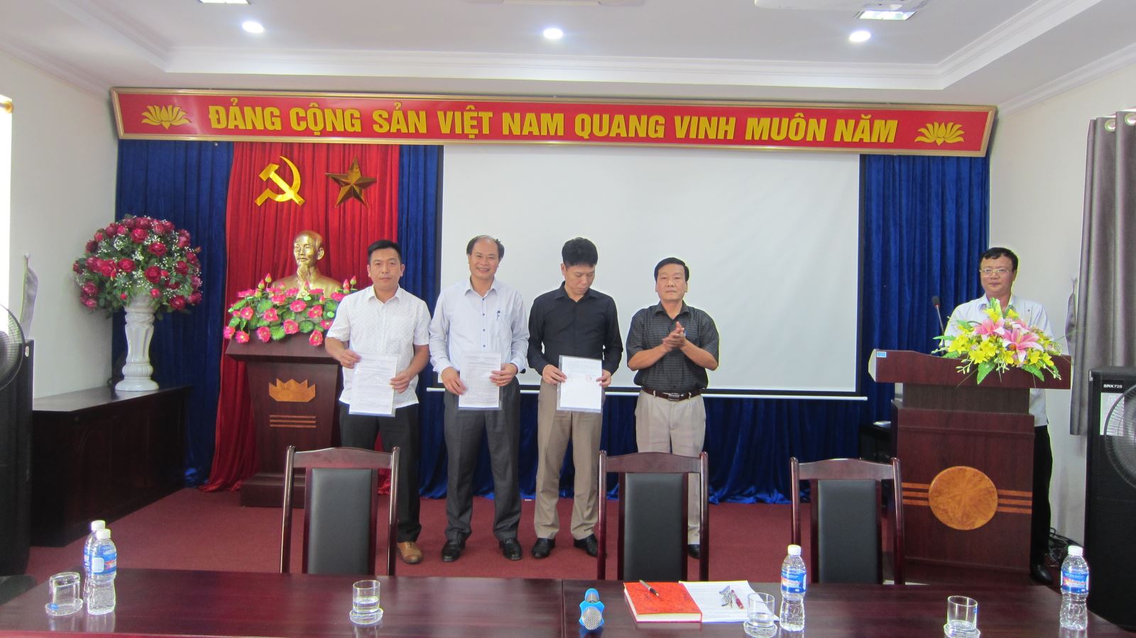 Ông Phạm Minh Tuấn - Phó Chi cục trưởng trao Quyết định luân chuyển công tác cho 03 đ/c Đội trưởng Đội Thanh tra An toàn số 1, số 2 và số 9